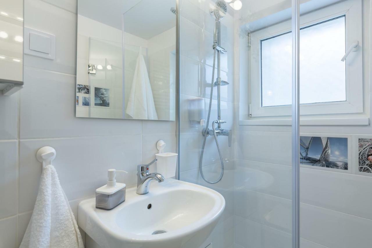 Central Stylish & Cozy One Bedroom Apartment - Adela Accommodation - Ideal For Long Stays Бухарест Экстерьер фото