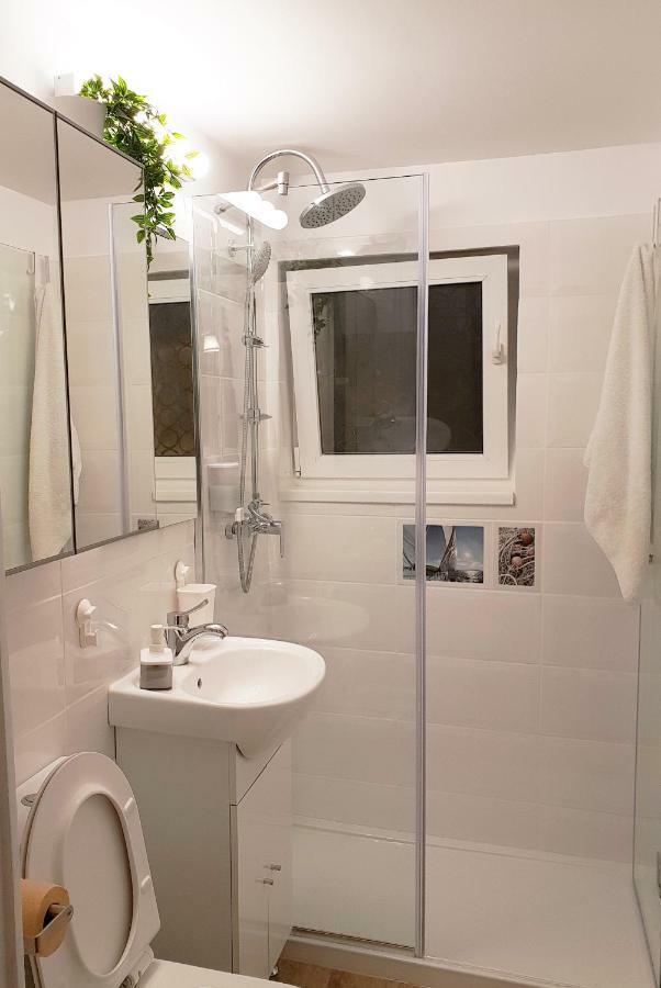 Central Stylish & Cozy One Bedroom Apartment - Adela Accommodation - Ideal For Long Stays Бухарест Экстерьер фото